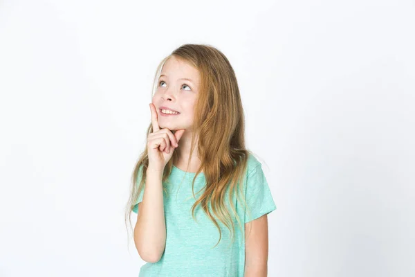 Retrato Jovem Bonita Menina Loira Pensando Frente Fundo Branco Estúdio — Fotografia de Stock