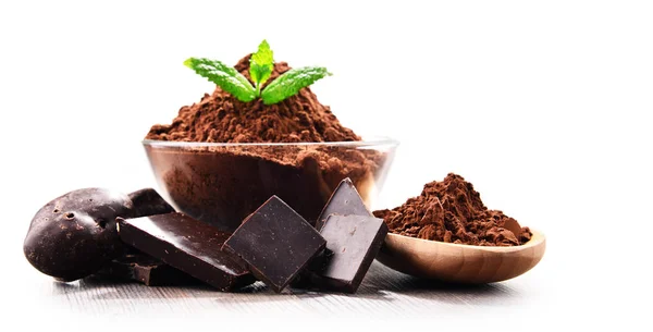 Zusammensetzung Mit Einer Schüssel Kakaopulver Isoliert Auf Weiß — Stockfoto