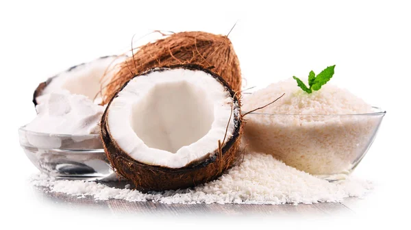 Komposition Mit Zerfetzten Kokosnüssen Und Muscheln Auf Weißem Hintergrund — Stockfoto