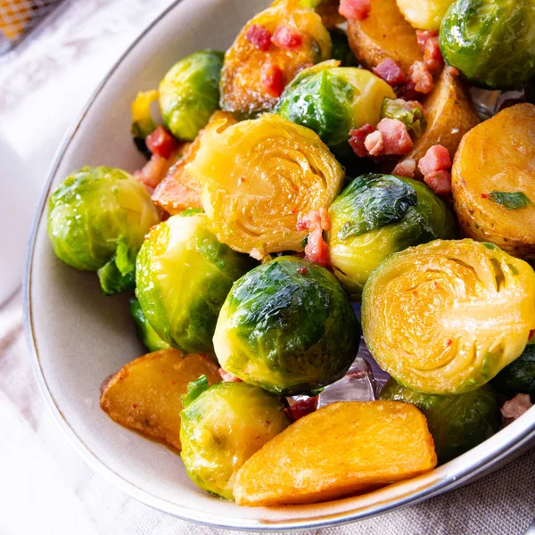 Geroosterde Spruitjes Met Honing Sesam Uit Oven — Stockfoto