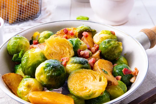 Rostade Brysselkål Med Honung Och Sesam Från Ugnen — Stockfoto