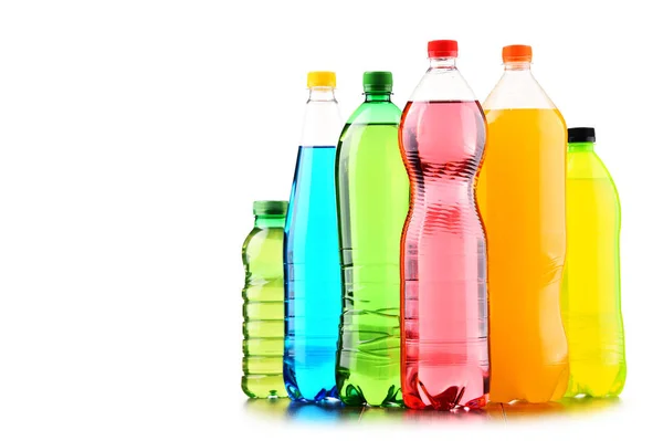 Plastikflaschen Mit Verschiedenen Kohlensäurehaltigen Erfrischungsgetränken Auf Weißem Hintergrund — Stockfoto