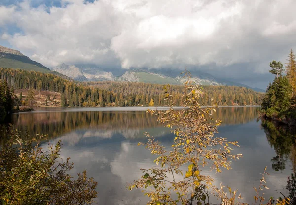 Natura Scena Montagna Con Bellissimo Lago Slovacchia Tatra Strbske Pleso — Foto Stock