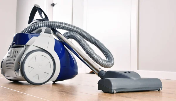 Canister Vacuum Cleaner Untuk Penggunaan Rumah Panel Lantai Apartemen — Stok Foto