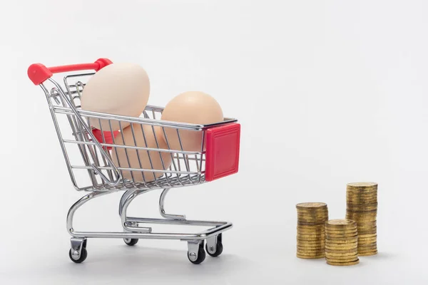 Carro Tienda Comestibles Con Huevos Junto Son Pilas Monedas Sobre —  Fotos de Stock