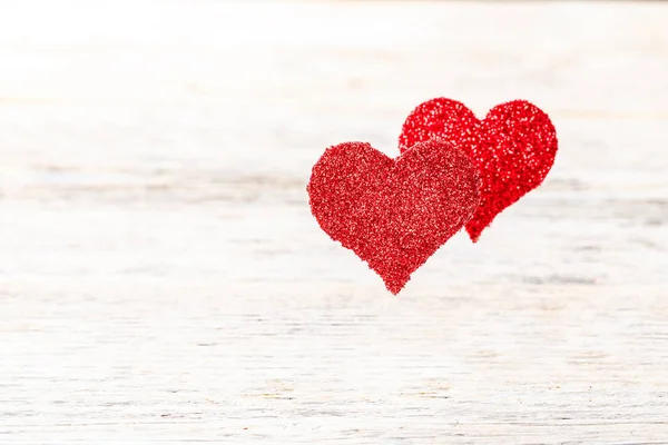Κόκκινη Καρδιά Που Επιπλέουν Πάνω Από Λευκό Φόντο Ξύλινη — Φωτογραφία Αρχείου