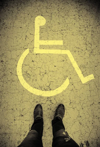Znak Niepełnosprawności Asfalcie Szczegóły Dostępu Dla Niepełnosprawnych — Zdjęcie stockowe