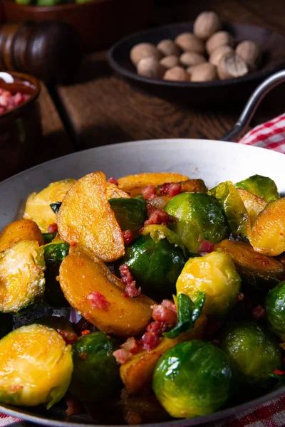 Spruitjes Aardappelpan Met Spek Rustieke Stijl — Stockfoto