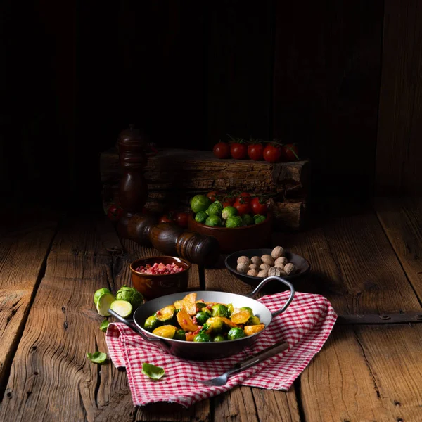 Brotes Bruselas Sartén Patata Con Tocino Estilo Rústico — Foto de Stock