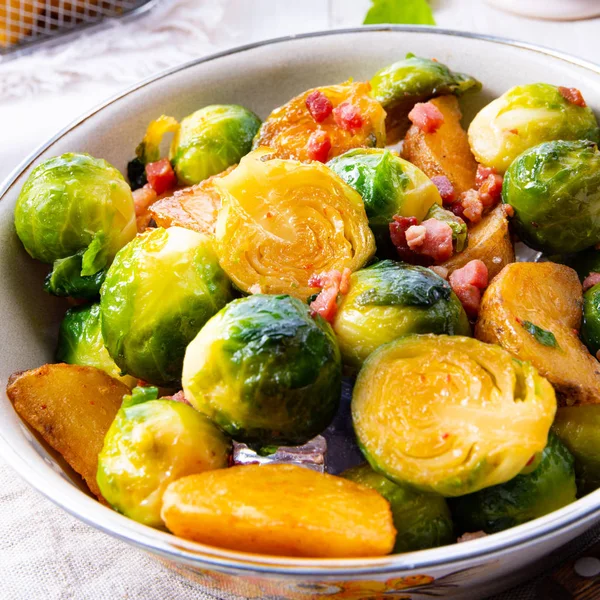 Rostade Brysselkål Med Honung Och Sesam Från Ugnen — Stockfoto