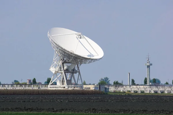 Osservatorio Sera Silhouette Radiotelescopio — Foto Stock