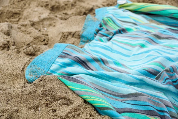 Abbigliamento Spiaggia Estivo Colorato Asciugamano Sulla Spiaggia Sabbia — Foto Stock