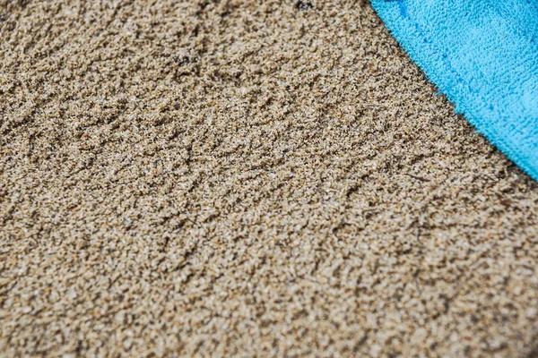 Abbigliamento Spiaggia Estivo Colorato Asciugamano Sulla Spiaggia Sabbia — Foto Stock