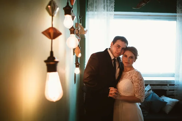 Ζευγάρι Γαμπρός Και Νύφη Στο Στούντιο Φως — Φωτογραφία Αρχείου