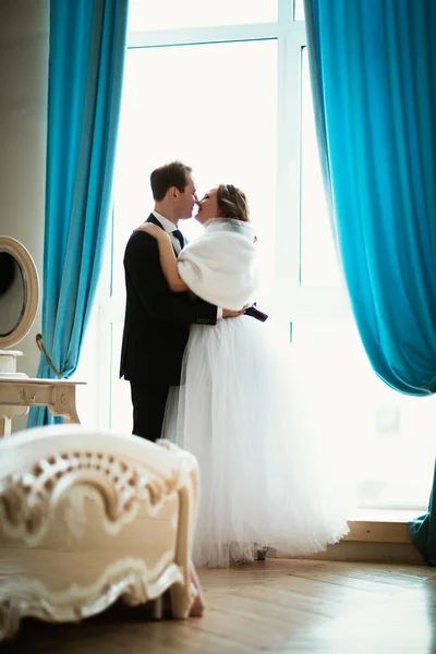 Jeune Mariée Marié Couple Dans Studio Lumineux Photo — Photo