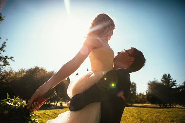 Dançando Jovem Noiva Noivo Luz Solar Fundo — Fotografia de Stock