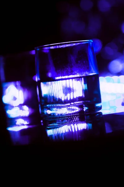 Éclairage Coloré Des Lunettes Dans Bar Boîte Nuit — Photo