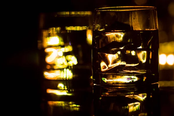 Illuminazione Colorata Degli Occhiali Nel Bar Del Night Club — Foto Stock