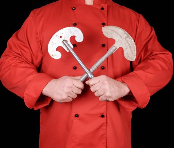 Chef Uniforme Textil Rojo Sosteniendo Cuchillos Metálicos Viejos Para Carne —  Fotos de Stock