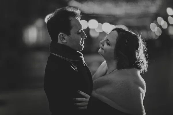 提灯の通りの背景に黒い白い写真のカップル — ストック写真