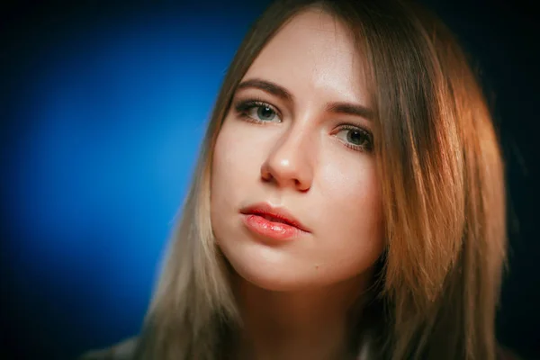 Lachende Meisje Portret Blauwe Achtergrond Studio — Stockfoto