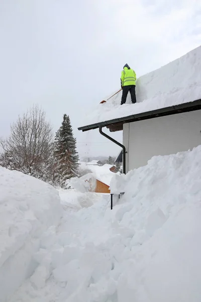 Hombre Paleando Nieve Alta Pesada Desde Tejado Una Casa — Foto de Stock