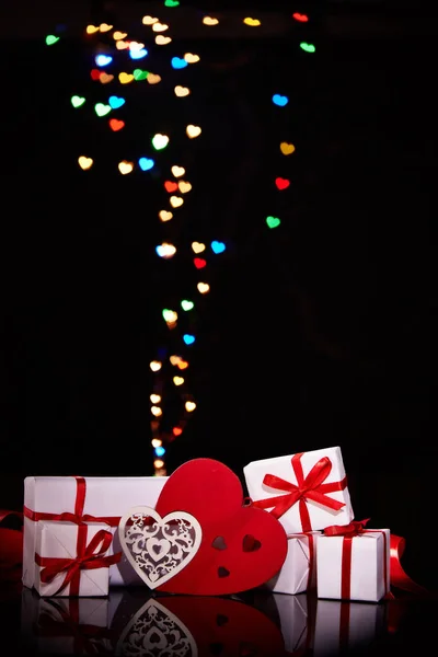 ハート型のボケをした黒を基調としたギフトボックスと赤のハート コピースペースのバレンタインデーカード ロマンチックなグリーティングカード 結婚式の招待状のデザイン要素 — ストック写真