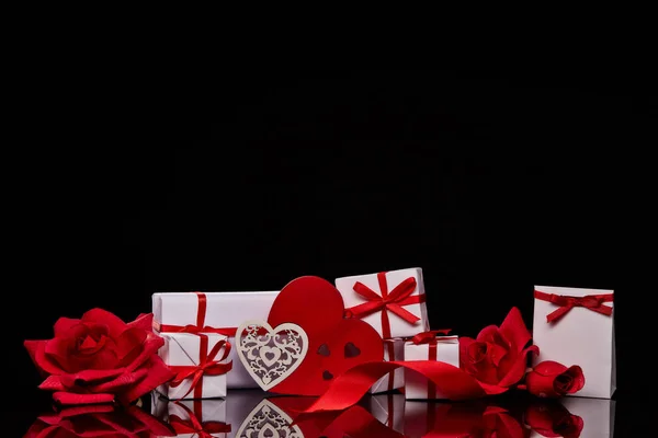 Pudełka Czerwone Róże Dekoracyjne Serce Czarnym Tle Kartka Walentynkowa Przestrzenią — Zdjęcie stockowe