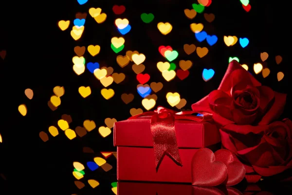 ハート型のボケをした黒を基調としたギフトボックス 赤サテンのハート コピースペースのバレンタインデーカード ロマンチックなグリーティングカード 結婚式の招待状のデザイン要素 — ストック写真
