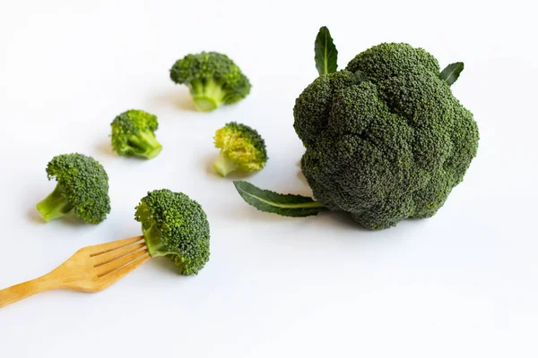 Sehat Makan Broccoli Latar Belakang Putih — Stok Foto