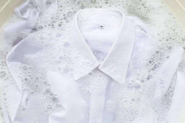 Замочите Ткань Перед Стиркой Белая Рубашка — стоковое фото