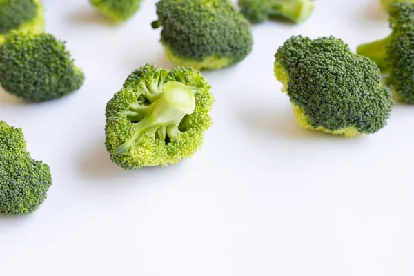 Broccoli Fondo Bianco Copia Spazio — Foto Stock