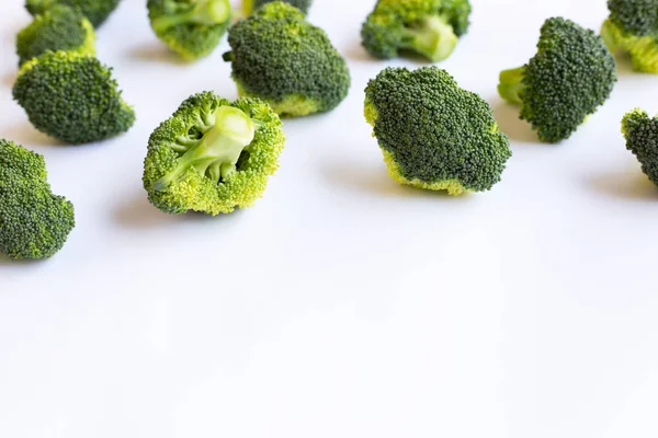 Brokoli Dengan Latar Belakang Putih Salin Ruang — Stok Foto