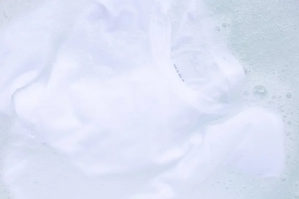 Geniet Van Een Doek Voor Het Wassen Witte Shirt — Stockfoto