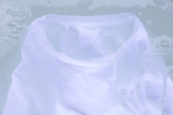Geniet Van Een Doek Voor Het Wassen Witte Shirt — Stockfoto