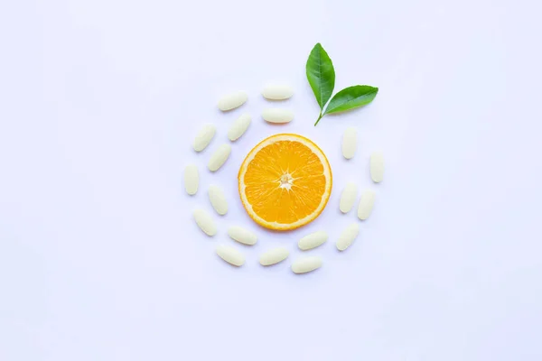 Vitamin Pillen Mit Orangefarbenen Früchten Und Grünen Blättern Auf Weißem — Stockfoto