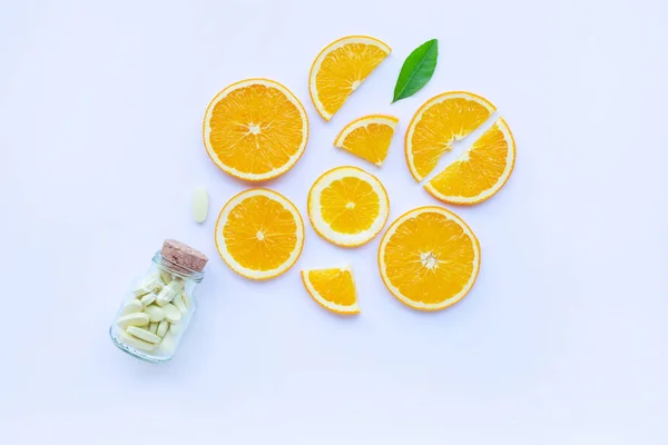 Frasco Vitamina Pastillas Con Fruta Naranja Sobre Fondo Blanco — Foto de Stock