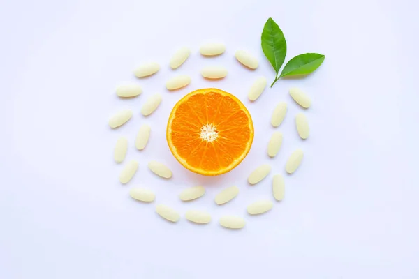 Vitamin Pillen Mit Orangefarbenen Früchten Auf Weißem Hintergrund — Stockfoto