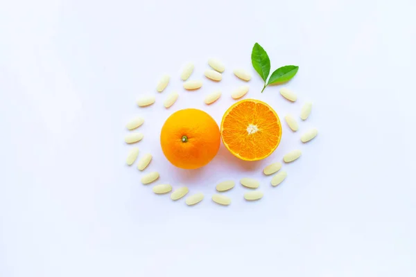 Vitamin Pillen Mit Orangefarbenen Früchten Auf Weißem Hintergrund — Stockfoto