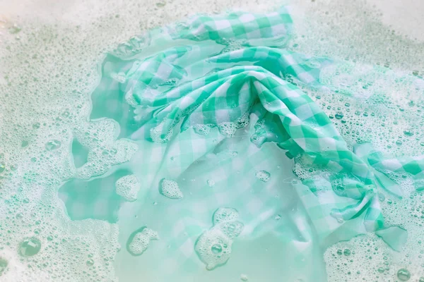 Mergulhe Uma Toalha Mesa Branca Verde Antes Lavar — Fotografia de Stock