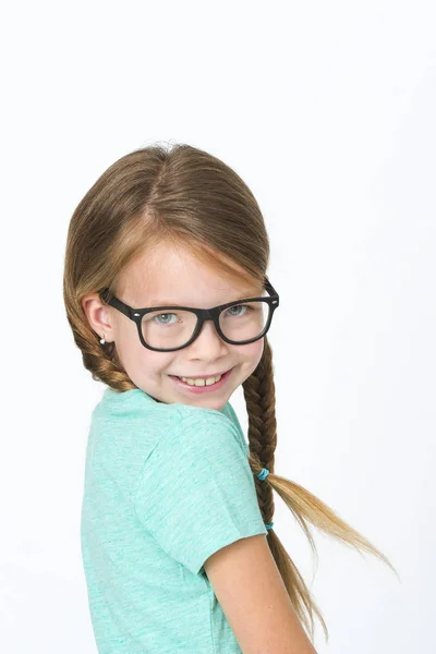 Bella Ragazza Con Occhiali Neri Trecce Fronte Sfondo Bianco Studio — Foto Stock