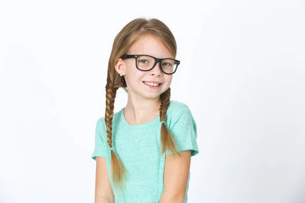 Hübsches Mädchen Mit Schwarzer Brille Und Zöpfen Vor Weißem Hintergrund — Stockfoto