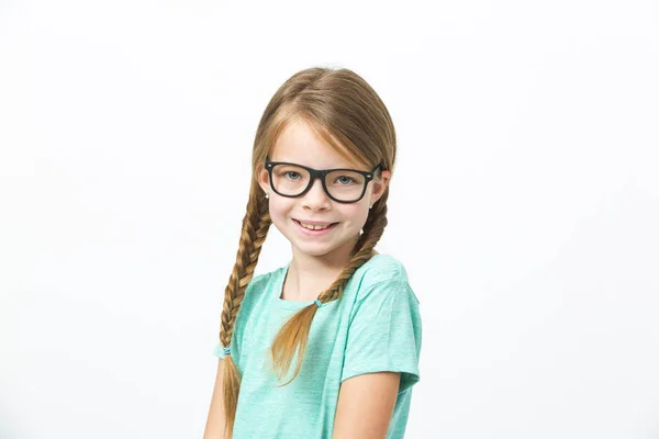 Hübsches Mädchen Mit Schwarzer Brille Und Zöpfen Vor Weißem Hintergrund — Stockfoto