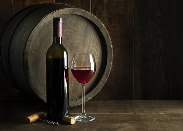 Flaska Rött Vin Med Glas Trä Och Fat Bakgrund Glas — Stockfoto
