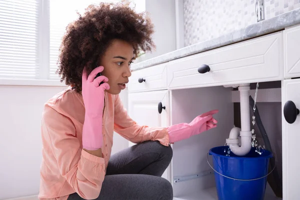 Mujer Joven Con Guantes Color Rosa Mano Llamando Fontanero Frente — Foto de Stock