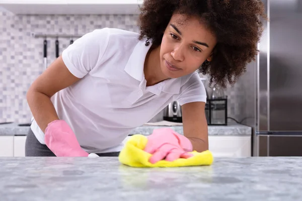 Gelukkig Afrikaanse Jonge Vrouw Reinigen Vuil Aanrecht Met Spray Wasmiddel — Stockfoto