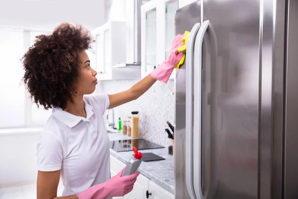 Close Refrigerador Limpeza Sério Mulher Nova Com Guardanapo Amarelo Detergente — Fotografia de Stock