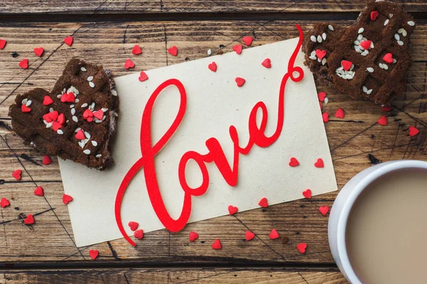 Concepto Día San Valentín Una Taza Café Galletas Una Mesa — Foto de Stock