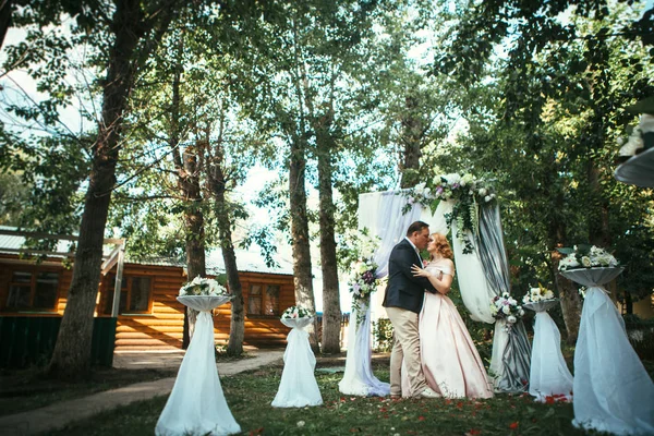 Braut Und Bräutigam Bei Hochzeitszeremonie Hintergrund — Stockfoto