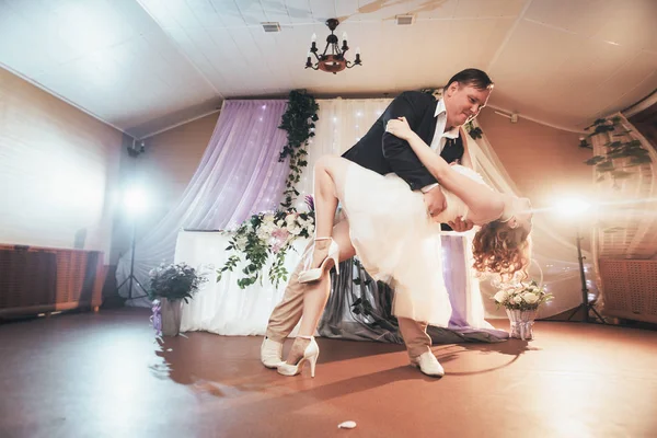 Νύφη Και Γαμπρός Που Χορεύει Πρώτα Φόντο Εστιατόριο — Φωτογραφία Αρχείου